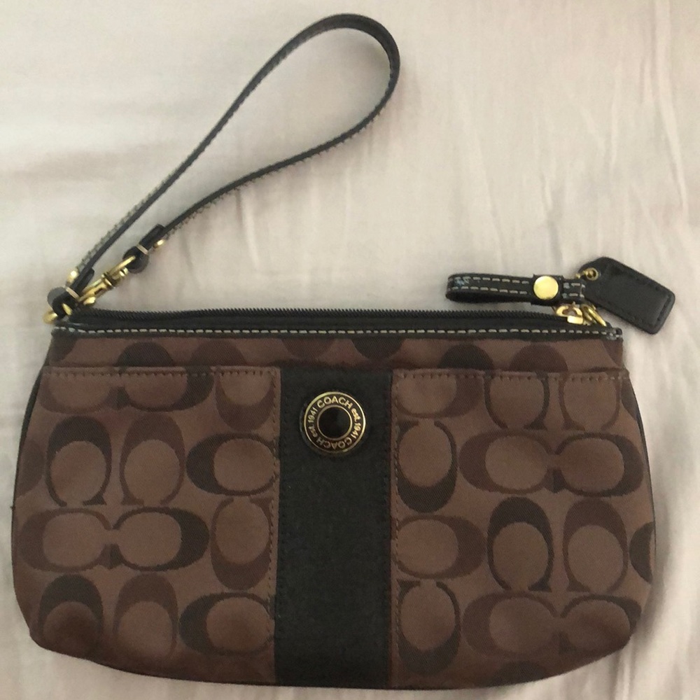 New, without tags large Coach wristlet